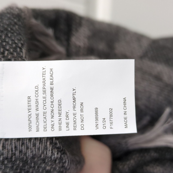 Chic Checkered Scarf NWOT - Picture 5 of 9